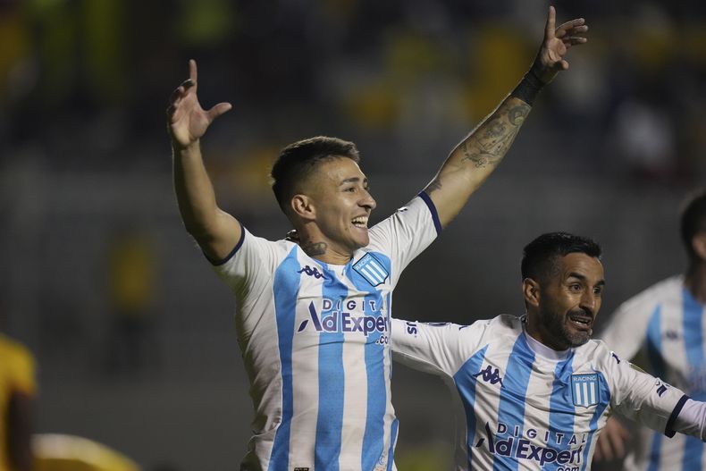 Gabriel Rojas, de Racing Club de Argentina, festeja tras anotar el segundo tanto de su equipo ante Aucas de Ecuador, en un duelo de la Copa Libertadores realizado el martes 23 de mayo de 2023 en Quito (AP Foto/Dolores Ochoa)
