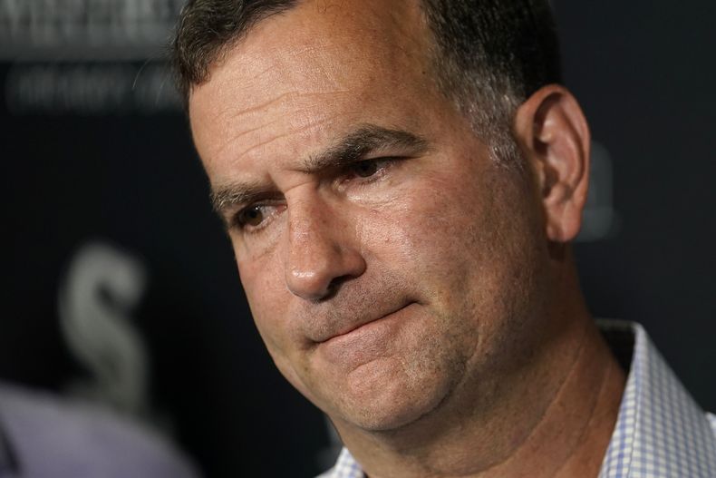 ARCHIVO - Rick Hahn, gerente general de los Medias Blancas de Chicago, escucha una pregunta de un reportero antes del juego del 7 de agosto de 2023, ante los Yanquis de Nueva York (AP Foto/Charles Rex Arbogast, archivo)