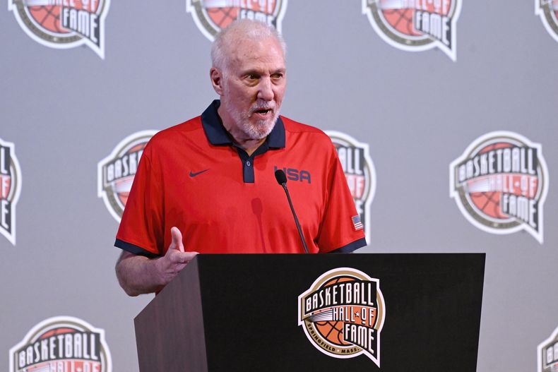 El entrenador Gregg Popovich habla durante una conferencia de prensa en Uncasville, Connecticut, el viernes 11 de agosto de 2023 (AP Foto/Jessica Hill)