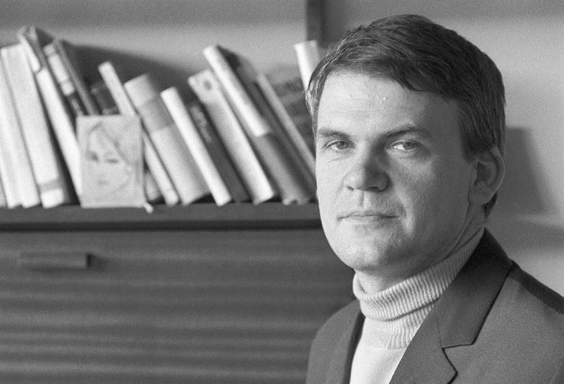 El escritor checo Milan Kundera mira en una foto de archivo tomada en mayo de 1968. Milan Kundera, cuyos escritos disidentes de la Checoslovaquia comunista lo transformaron en un satírico exiliado del totalitarismo, murió en París a los 94 años, dijeron los medios checos el miércoles 12 de julio de 2023. (Pavel Vacha/CTK vía AP)