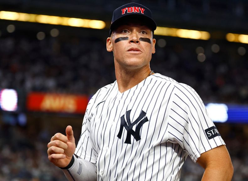 El jardinero de los Yankees de Nueva York, Aaron Judge, se dirige a la caseta durante la sexta entrada de un partido de béisbol contra los Mets de Nueva York, el 11 de septiembre de 2026, en Nueva York. (Foto AP/Noah K. Murray)