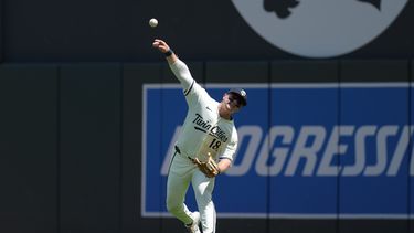 El jardinero derecho de los Mellizos de Minnesota, Alan Roden (18), lanza la pelota para contener a Zach Neto, de los Angelinod de Los Ángeles, en la tercera base durante la tercera entrada de un partido de béisbol, el sábado 11 de julio de 2026, en Minneapolis. (Foto AP/Bailey Hillesheim)