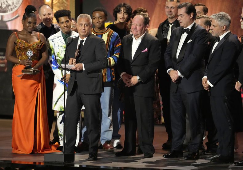 David Stone, al centro, y miembros de la compañía de Kimberly Akimbo aceptan el premio al mejor musical en la 76a entrega anual de los premios Tony el domingo 11 de junio de 2023 en el teatro United Palace de Nueva York. (Foto Charles Sykes/Invision/AP)