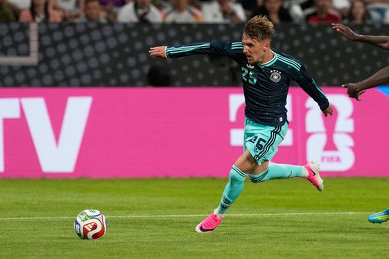 El centrocampista alemán Lennart Karl durante el amistoso contra Finlandia, el domingo 31 de mayo de 2026, en Mainz. (AP Foto/Michael Probst)