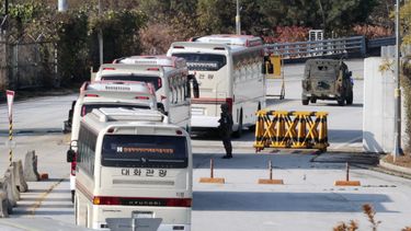americateve | Un veh&iacute;culo militar acompa&ntilde;a a autobuses que transportan a legisladores surcoreanos que se dirigen al complejo industrial Kaesong en la Oficina Intercoreana de Tr&aacute;nsito, cerca del poblado fronterizo de  Panmunjom, que separa a las dos