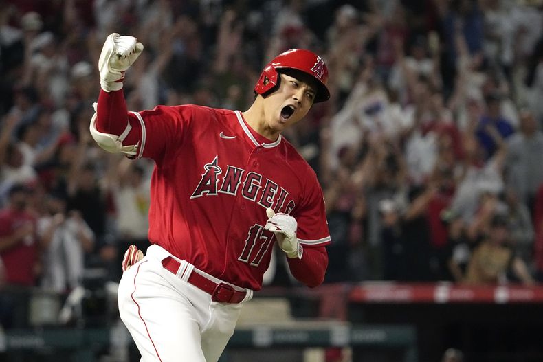 Shohei Ohtani, de los Angelinos de Los Ángeles, celebra tras sacudir un jonrón de dos carreras en el séptimo inning del juego de la MLB que enfrentó a su equipo con los Yanquis de Nueva York, el 17 de julio de 2023, en Anaheim, California. (AP Foto/Mark J. Terrill)