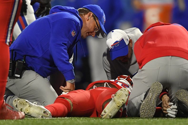 Damien Harris, corredor de los Bills de Buffalo, es atendido por el personal médico después de recibir un fuerte golpe en el partido en contra de los Giants de Nueva York, durante la primera mitad del partido de la NFL, en Orchard Park, Nueva York, el domingo 15 de octubre de 2023. (AP Foto/Adrian Kraus)