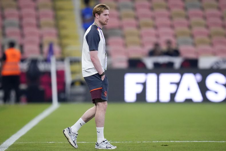 Kevin De Bruyne, del Manchester City, camina dentro del campo de juego antes de la semifinal del Mundial de Clubes entre Urawa Reds y Manchester City FC en el estadio Rey Abdullah Sports City, en Yeda, Arabia Saudí, el martes 19 de diciembre de 2023. (AP Foto/Manu Fernandez)