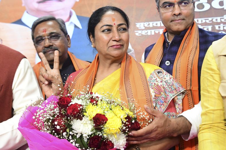 Líderes del Partido Bharatiya Janata felicitan a Rekha Gupta, en el centro, tras ser elegida ministra principal de Delhi después de una reunión en Nueva Delhi, India, el miércoles 19 de febrero de 2025. (AP foto)