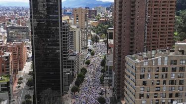 ARCHIVO - Una multitud marcha para condenar el intento de asesinato contra el senador opositor Miguel Uribe Turbay, quien resultó herido en el ataque, el domingo 15 de junio de 2025, en Bogotá, Colombia. (Foto AP/Iván Valencia, Archivo)
