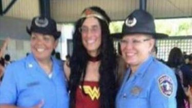 superintendente defiende uso de su disfraz de wonder woman