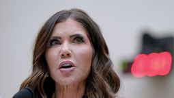 La secretaria de Seguridad Nacional, Kristi Noem, testifica durante una audiencia de supervisión del Departamento de Seguridad Nacional ante la Comisión Judicial de la Cámara de Representantes en el Capitolio, el miércoles 4 de marzo de 2026, en Washington. (Foto AP/Mariam Zuhaib) La secretaria de Seguridad Nacional, Kristi Noem, testifica durante una audiencia de supervisión del Departamento de Seguridad Nacional ante la Comisión Judicial de la Cámara de Representantes en el Capitolio, el miércoles 4 de marzo de 2026, en Washington. (Foto AP/Mariam Zuhaib)