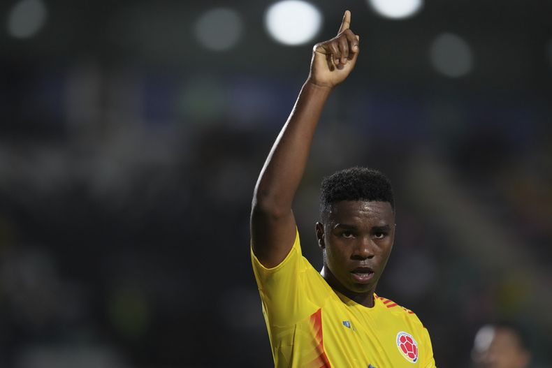 John Montaño, de la selección de Colombia, festeja tras anotar ante Bolivia en el Sudamericano sub20, el jueves 30 de enero de 2025, en Valencia, Venezuela (AP Foto/Ariana Cubillos)