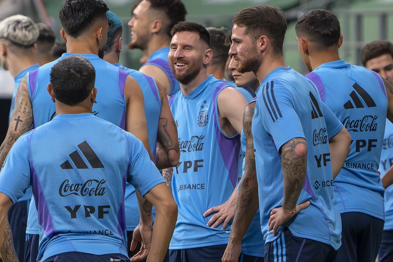 Lionel Messi (centro) durante un entrenamiento de Argentina en Beijing, el miércoles 14 de junio de 2023. (AP Foto/Mark Schiefelbein)