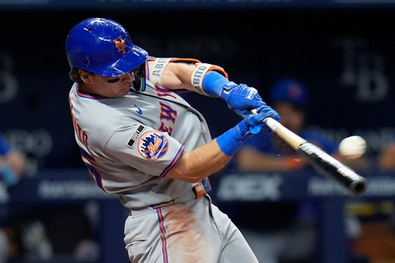 Nick Morabito, de los Mets de Nueva York, conecta un doble de tres carreras en el juego ante los Rays de Tampa Bay, el miércoles 2 de septiembre de 2026 (AP Foto/Chris OMeara)