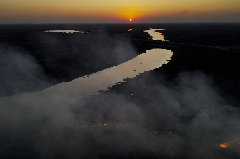 Incendios en humedal argentino causan grandes humaredas