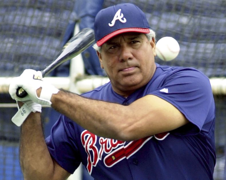ARCHIVO - Foto del 11 de octubre del 2001 el entrenador de los Bravos de Atlanta Pat Corrales batea una bola en un entrenamiento en el Turner Field de Atlanta. El lunes 28 de agosto del 2023 anuncian el fallecimiento de Corrales a los 82 años. (AP Foto/Ric Feld, Archivo)