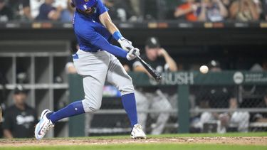 Dansby Swanson, de los Cachorros de Chicago, batea un sencillo productor en el juego del martes 25 de julio de 2023, ante los Medias Blancas de Chicago (AP Foto/Charles Rex Arbogast)