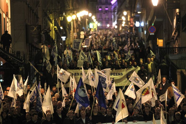 Centenares de personas marchan hacia el Parlamento de Portugal durante una protesta realizada por sindicatos de polic&iacute;as y asociaciones profesionales, en Lisboa, el jueves 21 de noviembre de 2013. La movilizaci&oacute;n es en rechazo de las medidas