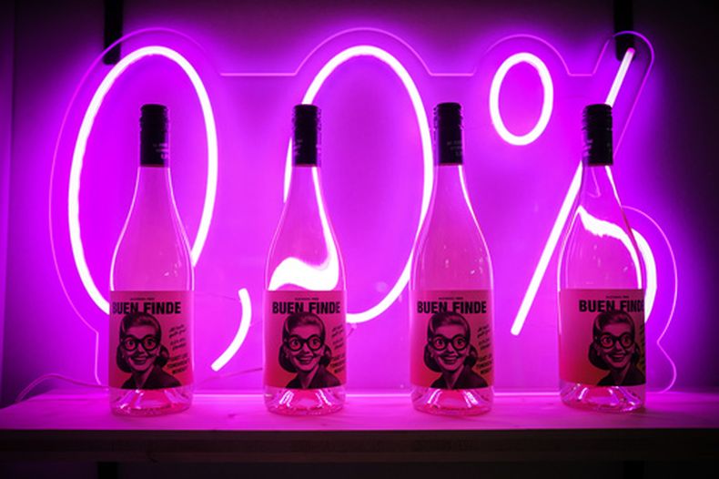 Presentación de vinos sin alcohol en la Feria del Vino de París 2026, en el centro de exposiciones Porte de Versailles, en París, el 10 de febrero de 2026. (AP Foto/Aurelien Morissard)