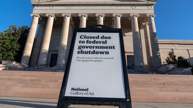 La Galería Nacional del Arte en Washington con un cartel diciendo que está cerrada por el cierre del gobierno, el 6 de octubre del 2025.. (AP foto/Jose Luis Magana)