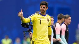 El arquero belga Thibaut Courtois saluda tras la victoria ante Senegal en los 16vos de final del Mundial, el miércoles 1 de julio de 2026, en Seattle. (AP Foto/Lindsey Wasson)