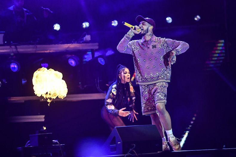 El cantante de rap puertorriqueño Anuel AA se presenta en el festival de música en Caracas, Venezuela, el domingo 19 de marzo de 2023. (Foto AP/Matias Delacroix)