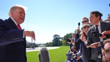El presidente estadounidense Donald Trump habla con los periodistas antes de abordar el Marine One, en el Jardín Sur de la Casa Blanca, el jueves 1 de octubre de 2026, en Washington. (Foto AP/Jacquelyn Martin)
