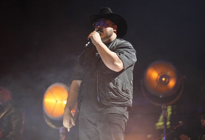 Adelaido Solís Payo de Grupo Frontera durante su presentación en los Latin American Music Awards el 20 de abril de 2023 en la arena MGM Grand Garden en Las Vegas. (Foto AP/John Locher)