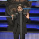 El actor Matías Recalt recibe el Goya por mejor actor revelación por La sociedad de la nieve durante la 38va entrega de los galardones en Valladolid, España, el sábado 10 de febrero de 2024. (José Oliva/Europa Press vía AP)