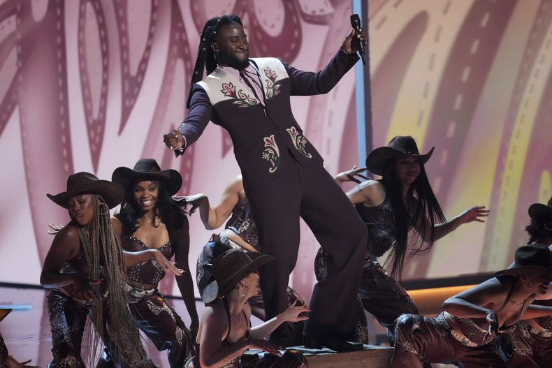 Shaboozey, en el centro, interpreta un popurrí durante la 67ª entrega anual de los premios Grammy el domingo 2 de febrero de 2025 en Los Ángeles. (Foto AP/Chris Pizzello)