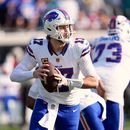 ARCHIVO - Josh Allen (17), quarterback de los Bills de Buffalo, busca un receptor durante la segunda mitad del juego de comodines de los playoffs de la NFL contra los Jaguars de Jacksonville, el 11 de enero de 2026, en Jacksonville, Florida. (AP Foto/John Raoux, Archivo)