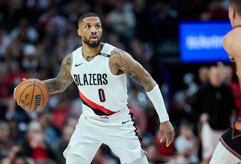 Damian Lillard, base de los Trail Blazers de Portlad, conduce el balón en el duelo ante los Suns de Phoenix, el miércoles 21 de octubre de 2026 (AP Foto/Craig Mitchelldyer)