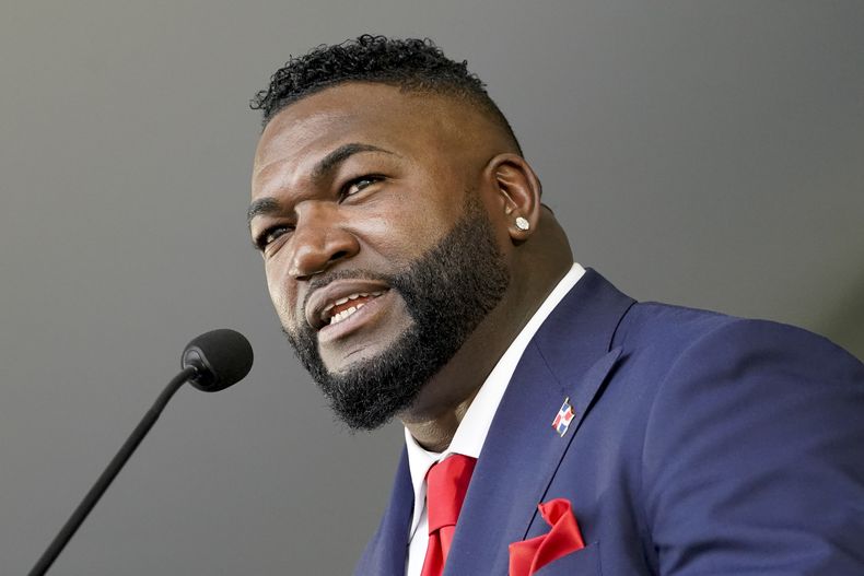 ARCHIVO - Foto del 24 de julio del 2022, David Ortiz habla durante la ceremonia de inducción al Salón de la Fama del Béisbol. (AP Foto/John Minchillo, Archivo)