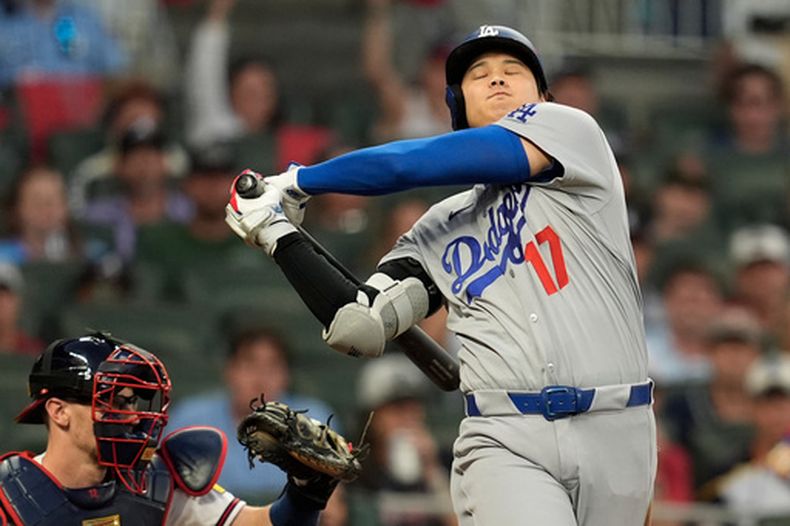 El jugador de doble rol de los Dodgers de Los Ángeles, Shohei Ohtani (17), se poncha durante la cuarta entrada del cuarto juego de la serie divisional de la Liga Nacional de béisbol contra los Bravos de Atlanta, el miércoles 7 de octubre de 2026, en Atlanta. (Foto AP/Mike Stewart)