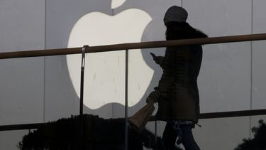 FBI pide a Apple extraer datos de teléfono de sospechoso