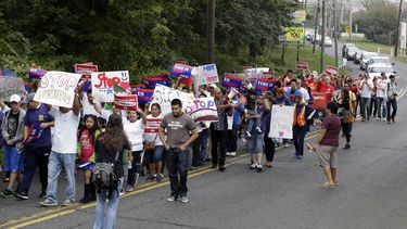 americateve | Partidarios de la reforma a la ley de inmigraci&oacute;n marchan el s&aacute;bado 5 de octubre de 2013, en Freehold, Nueva Jersey. (Foto AP/Julio Cortez)