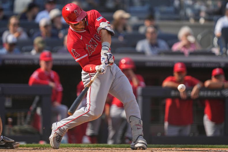 Mike Trout de los Angelinos de Los Ángeles batea un jonrón en la séptima entrada ante los Yankees de Nueva York el jueves 16 de abril del 2026. (AP Foto/Yuki Iwamura)