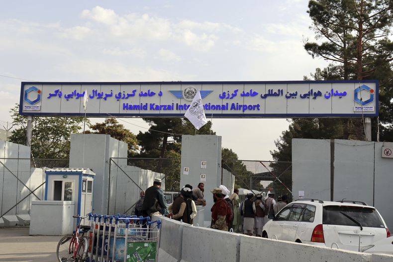 ARCHIVO - Combatientes del Talibán vigilan un acceso del aeropuerto internacional Hamid Karzai tras el retiro estadounidense, en Kabul, Afganistán, el 31 de agosto de 2021. (AP Foto/Khwaja Tawfiq Sediqi, Archivo)