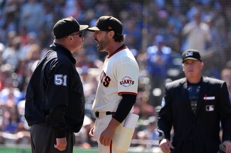 El mánager de los Gigantes de San Francisco Tony Vitello discute con el umpire Marvin Hudson tras ser expulsado en la tercera entrada del juego ante los Dodgers de Los Ángeles el domingo 27 de septiembre del 2026. (AP Foto/Tony Avelar)