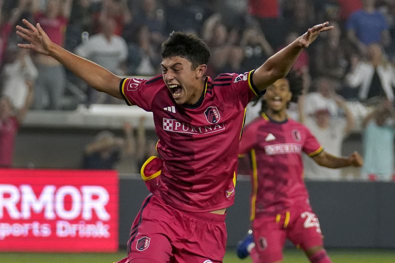 Miguel Pérez, del St. Louis City, festeja luego de anotar en el encuentro ante los Whitecaps de Vancouver, el sábado 27 de mayo de 2023 (AP Foto/Jeff Roberson)