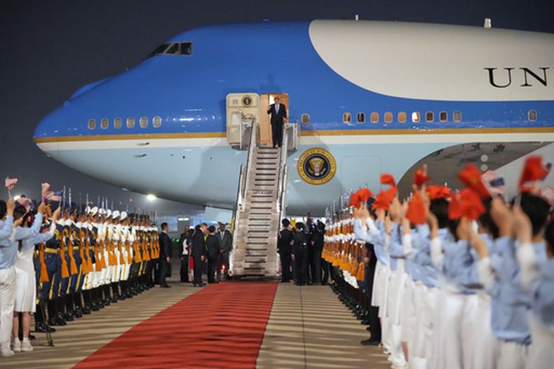 El presidente Donald Trump desciende del avión presidencial, el miércoles 13 de mayo de 2026, en el Aeropuerto Internacional de Beijing. (AP Foto/Mark Schiefelbein)