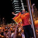 Aficionados españoles celebran en Madrid la victoria ante Argentina en la final de la Copa Mundial el domingo 19 de julio del 2026. (AP Foto/Bernat Armangue)