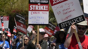 Miembros del Sindicato de Guionistas de Estados Unidos se manifiestan frente a CBS Television City en el distrito de Fairfax de Los Ángeles el martes 2 de mayo de 2023. La primera huelga de Hollywood en 15 años comenzó el martes ante las presiones económicas de la era del streaming que llevaron al sindicato iniciar un paro. (Foto AP/Damian Dovarganes)