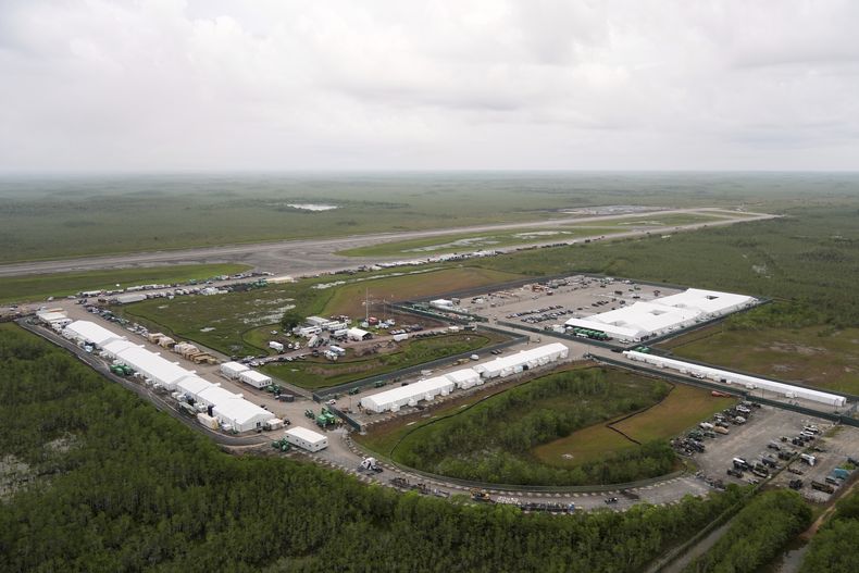 Esta imagen aérea muestra las instalaciones de Entrenamiento y Transición Dade-Collier para detener a inmigrantes, las cuales han sido apodadas Alcatraz de los caimanes, en los Everglades, el viernes 4 de julio de 2025, en Ochopee, Florida. (AP Foto/Rebecca Blackwell)