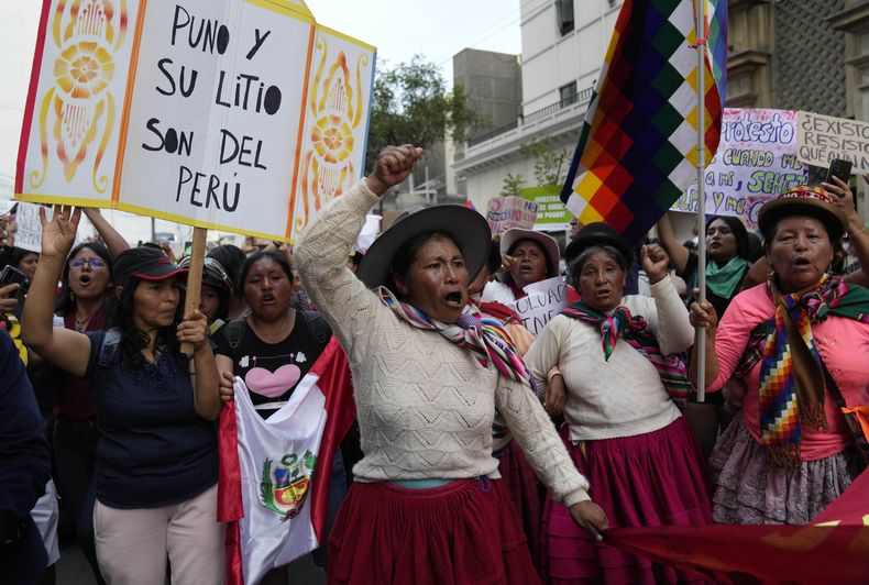 Numerosas mujeres indígenas protestan contra el gobierno de la presidenta Dina Boluarte durante una movilización en el Día Internacional de la Mujer en Lima, Perú, el miércoles 8 de marzo de 2023. (AP foto/Martin Mejia)