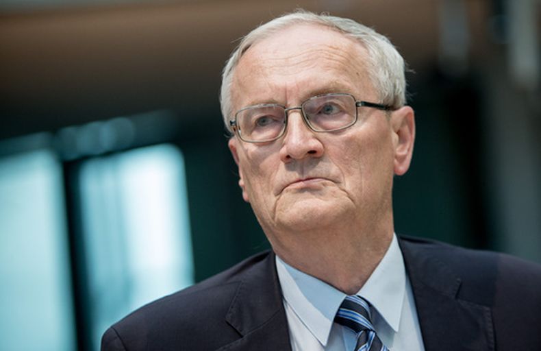 August Hanning, expresidente del Servicio Federal de Inteligencia alemán (BND) comparece ante un comité investigador en el parlamento alemán, el Bundestag, en Berlín, el 1 de octubre de 2015. (Michael Kappeler/dpa via AP)