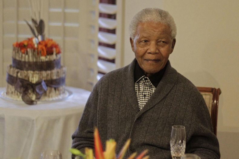 El ex presidente sudafricano Nelson Mandela celebra sus 94 a&ntilde;os, el mi&eacute;rcoles 18 de julio de 2012, en Qunu, Sud&aacute;frica. Mandela falleci&oacute; el 5 de diciembre de 2013. (Foto AP/Schalk van Zuydam, Archivo)