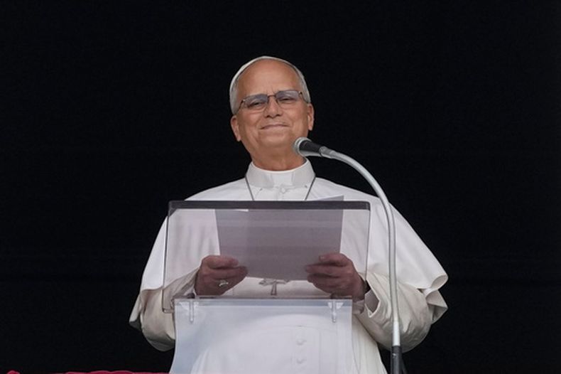 El papa León XIV aparece en la ventana de su estudio en el Palacio Apostólico, con vistas a la Plaza de San Pedro en el Vaticano, para la tradicional bendición del mediodía tras rezar el Ángelus, el domingo 18 de octubre de 2026, un día después de haber regresado del hospital, donde le extirparon un cáncer de pulmón el martes. (Foto AP/Alessandra Tarantino)