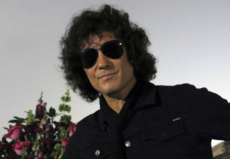ARCHIVO - El rockero español Enrique Bunbury posa durante una conferencia de prensa en la Ciudad de México el 23 de octubre de 2017. Bunbury lanzó el 26 de mayo de 2023 su álbum Greta Garbo. (Foto AP/Berenice Bautista, archivo)